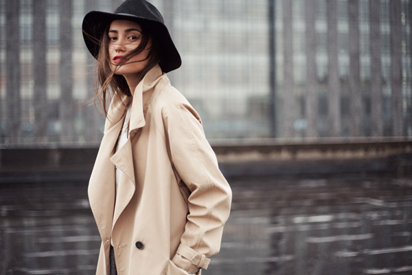 一件風(fēng)衣演繹與生俱來的法式優(yōu)雅