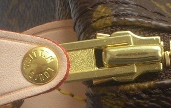 金屬拉鏈頭是青金色,并非完全磨砂,帶點光度的,但又是非常有質感的稍帶亞光感