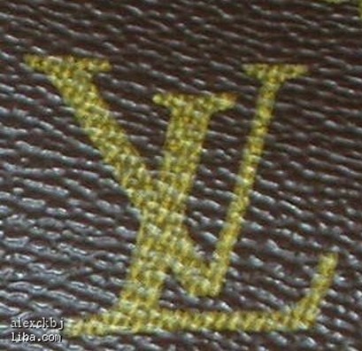 典型Monogram花紋從遠近看都有不同的顏色和效果