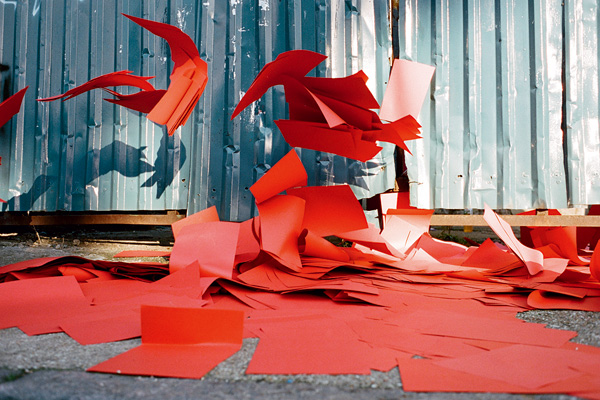 Kristen Stewart 完美駕馭香奈兒紅色妝容