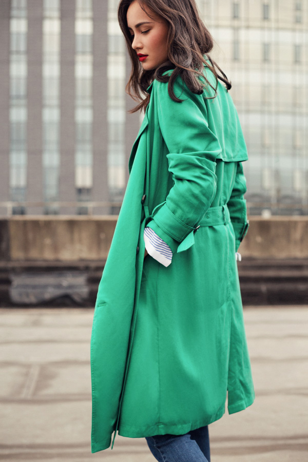 一件風(fēng)衣演繹與生俱來的法式優(yōu)雅