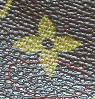 三彩包的LV花會對得很準